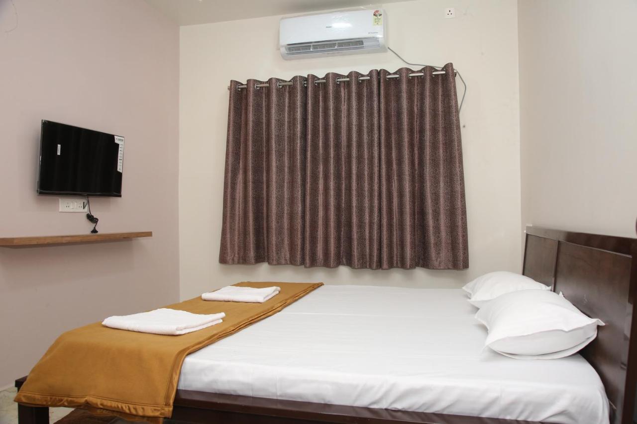 Hotel Madhusudan Executive Kolhapur Bagian luar foto
