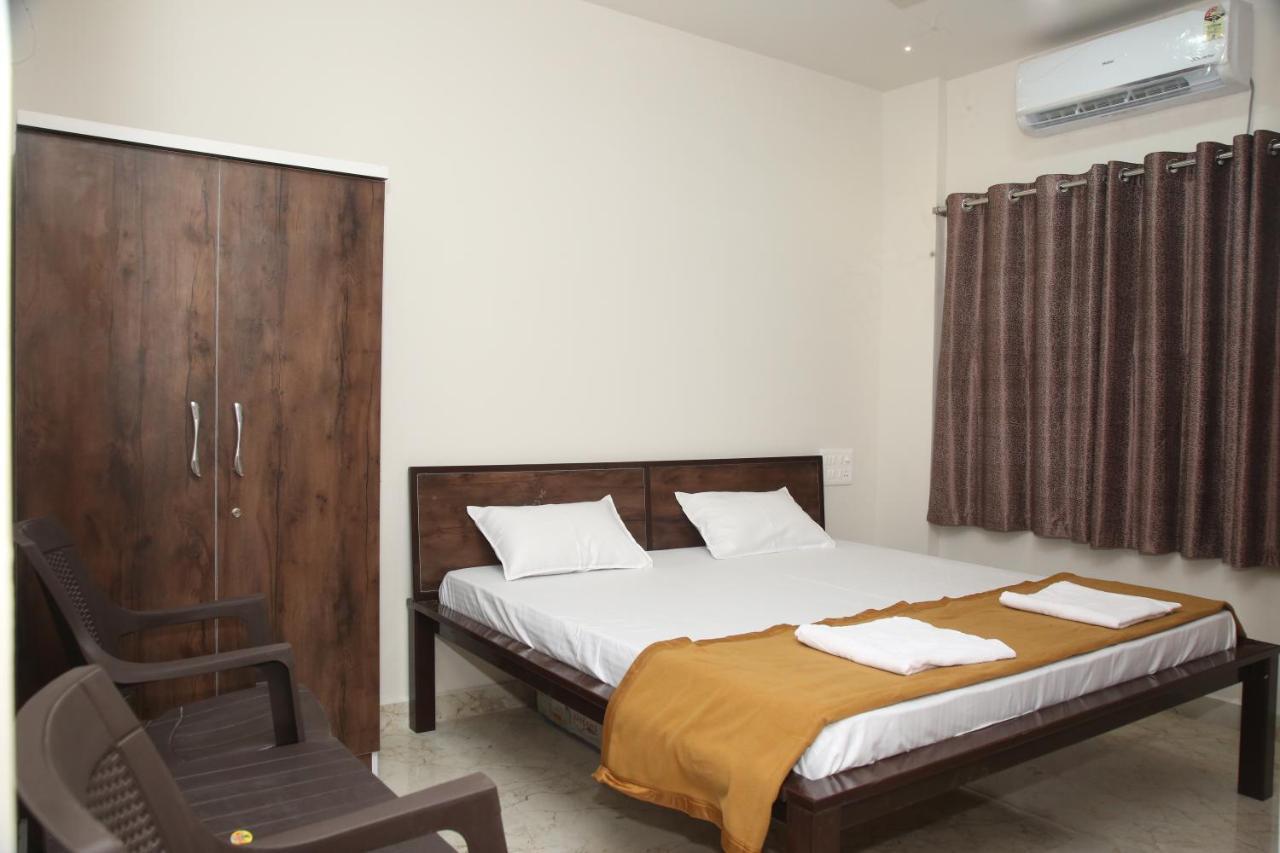 Hotel Madhusudan Executive Kolhapur Bagian luar foto