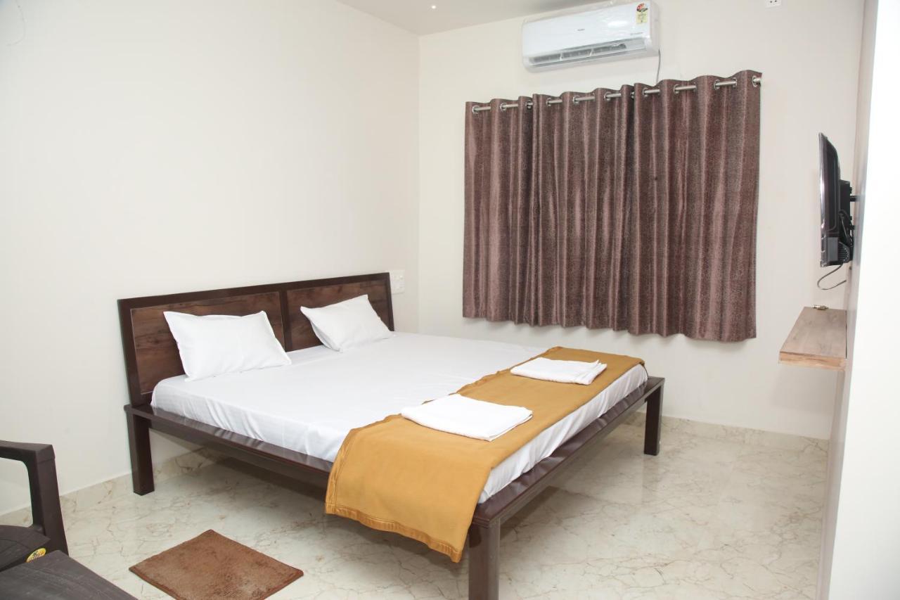 Hotel Madhusudan Executive Kolhapur Bagian luar foto