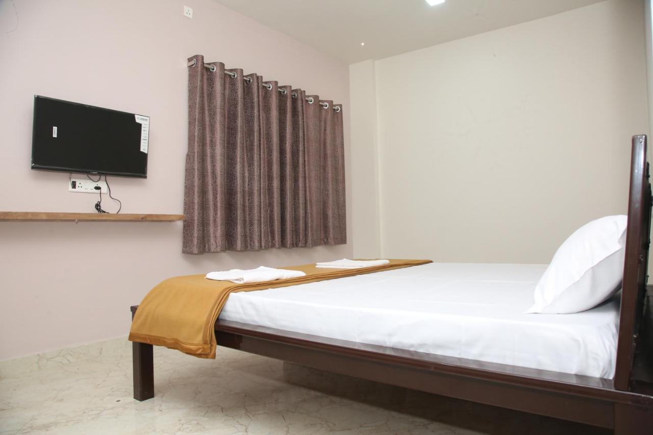 Hotel Madhusudan Executive Kolhapur Bagian luar foto