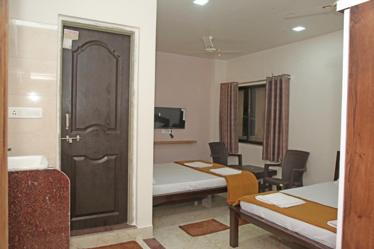 Hotel Madhusudan Executive Kolhapur Bagian luar foto