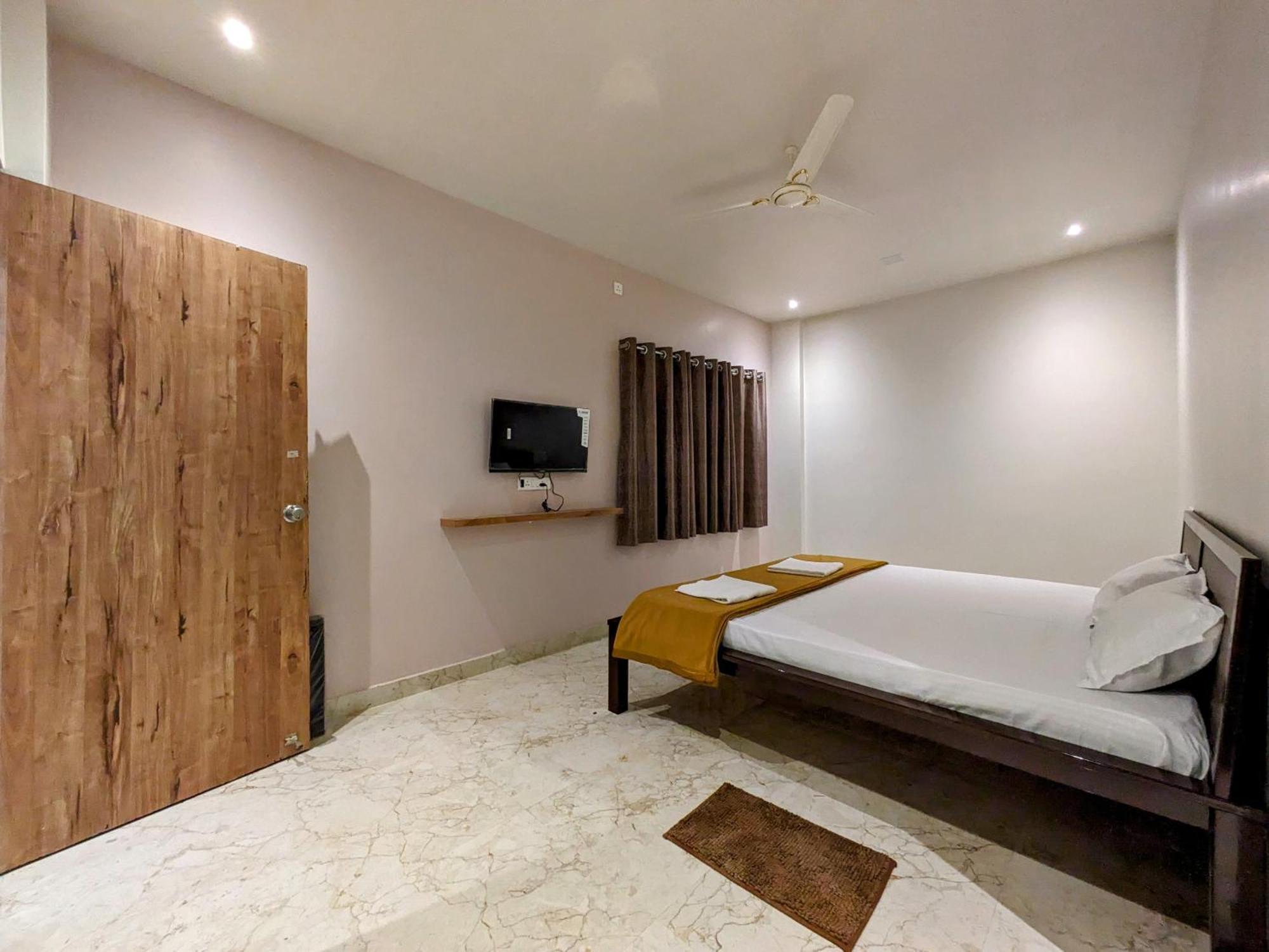 Hotel Madhusudan Executive Kolhapur Bagian luar foto