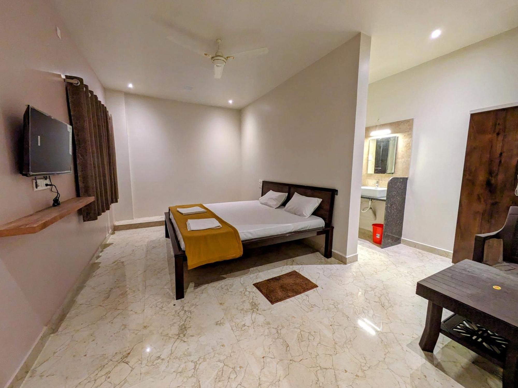 Hotel Madhusudan Executive Kolhapur Bagian luar foto