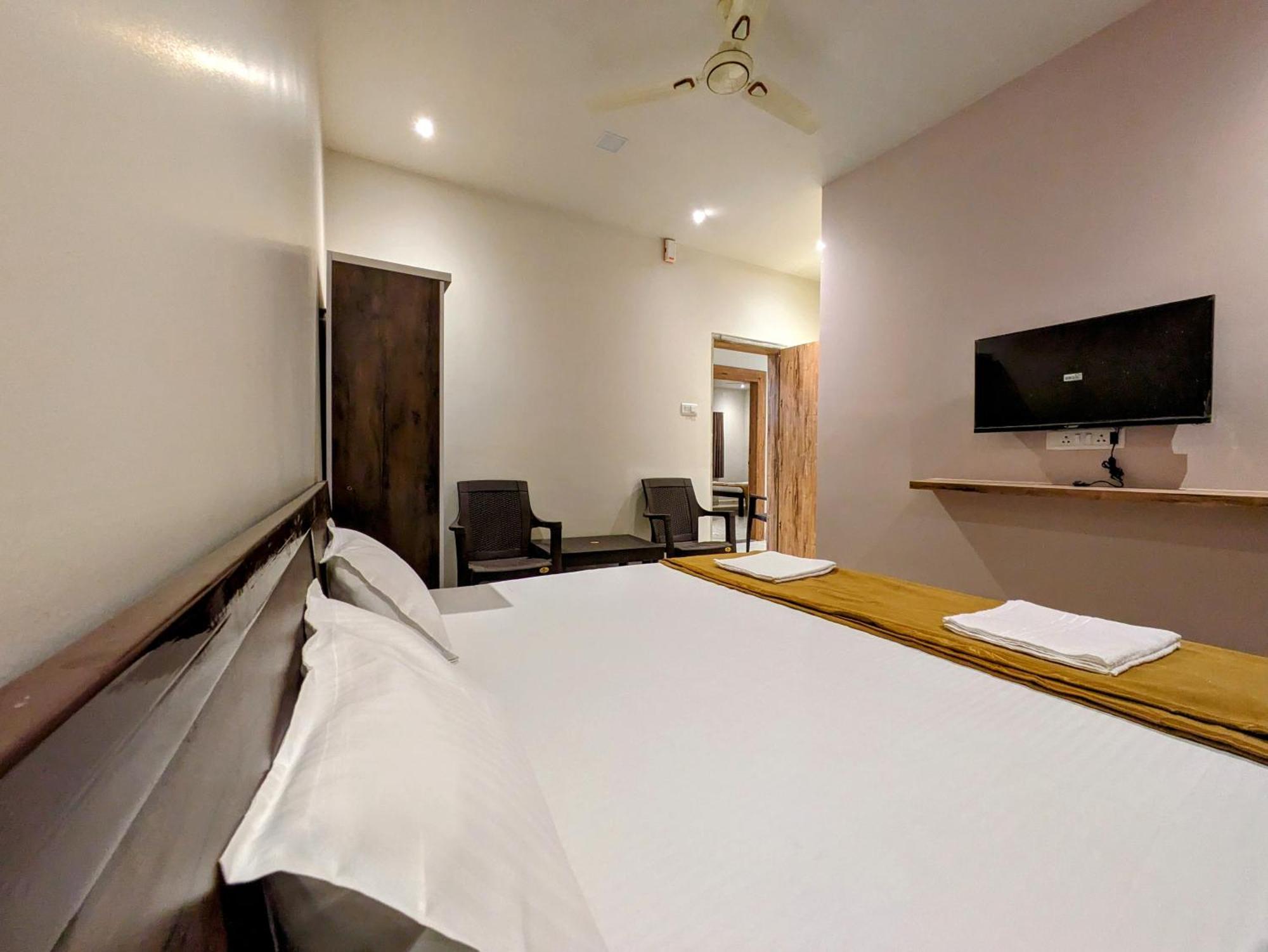 Hotel Madhusudan Executive Kolhapur Bagian luar foto