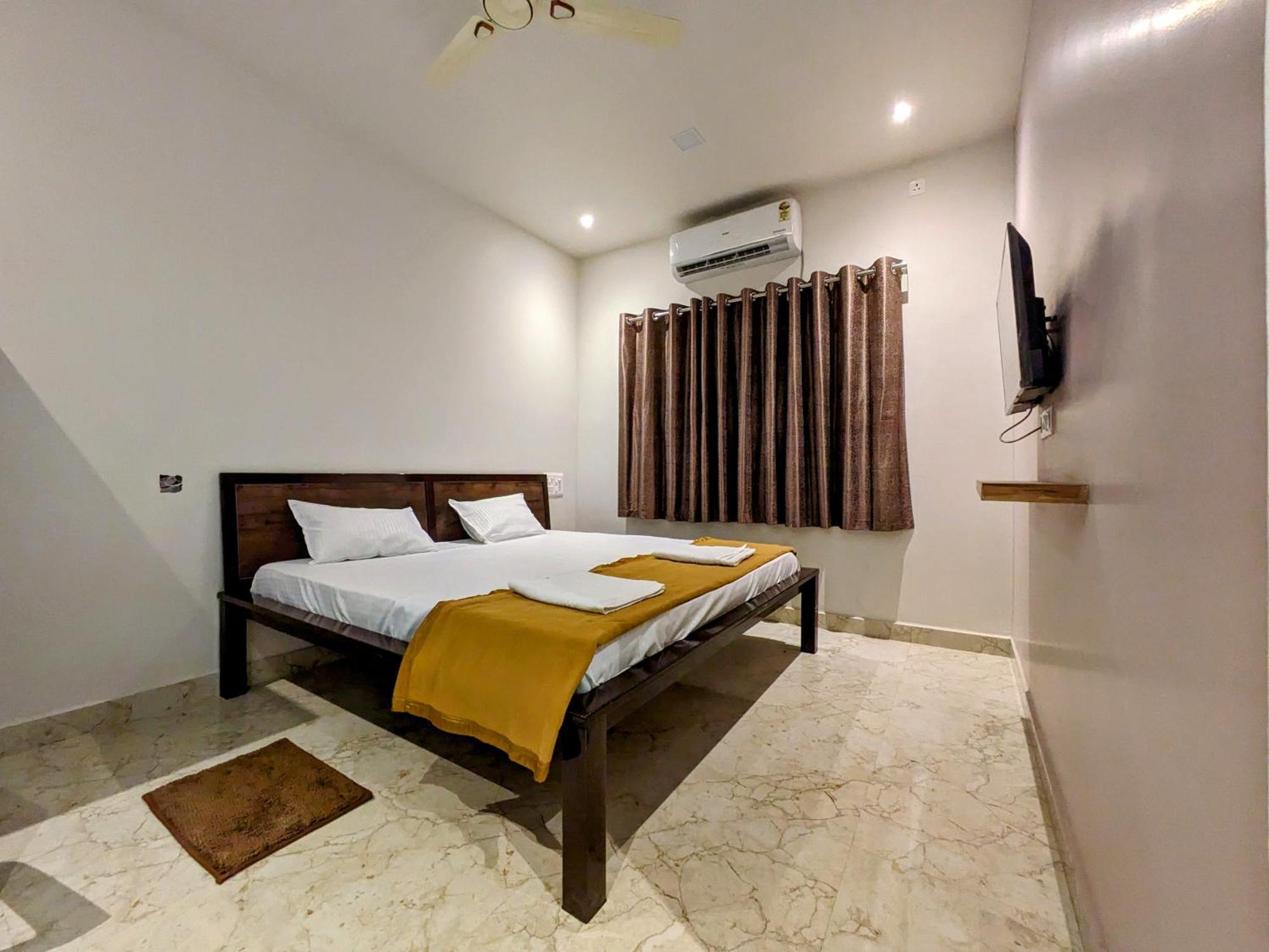 Hotel Madhusudan Executive Kolhapur Bagian luar foto